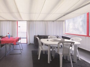 Dining - Wohnung mit Terrasse 100m vom Strand entfernt by Interhome (Gafanha da Encarnação)