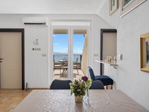 Dining - Ferienappartement mit zwei Meerblick-Balkonen by Interhome (Omiš)