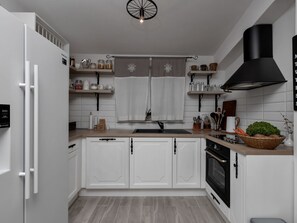 Kühlschrank, Mikrowelle, Ofen, Geschirrspüler