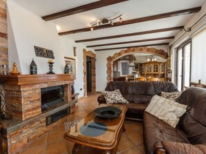 Televisión y chimenea 