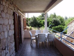 Outdoor dining - in Ivan Dolac mit Terrasse by Interhome (Hvar/Jelsa)