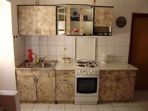 Kühlschrank, Ofen, Kochgeschirr/Geschirr/Besteck