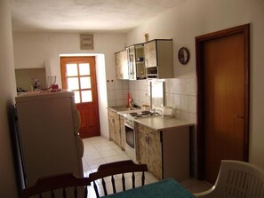 Réfrigérateur, four, batterie de cuisine, vaisselle et ustensiles