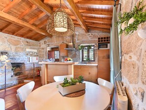 Dining - Casas das Olas 2 - Großartige Aussicht, 2 Pools, idealer Ort zum Entspannen und by Interhome (Arcos de Valdevez)