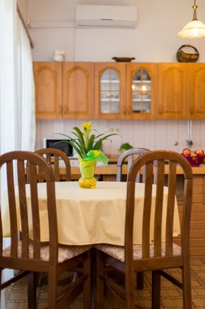 Dining - Strandnahe Ferienwohnung Jure mit großer Terrasse by Interhome (Trogir)