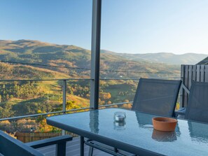 Outdoor dining - Casas das Olas 5 - Großartige Aussicht, 2 Pools, idealer Ort zum Entspannen und by Interhome (Arcos de Valdevez)