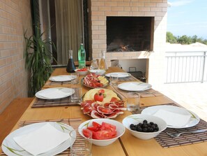 Outdoor dining - Geräumige Ferienvilla mit Pool und Meerblick by Interhome (Donje Selo)