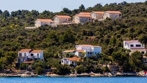 A coastal village with hillside buildings, a clear blue sea, and rocky terrain. - Wohnung "Olea Resort" mit Gemeinschaftspool by Interhome (Drvenik Mali)