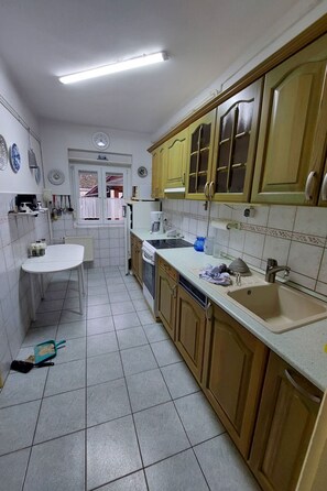Fridge, microwave, oven, dishwasher - Schönes Ferienhaus mit sehr großem Pool by Interhome (Balatonbereny)