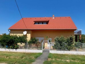 Exterior - Schönes Ferienhaus mit sehr großem Pool by Interhome (Balatonbereny)