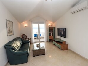TV - Villa Martina Matea große Villa mit beheiztem Pool by Interhome (Omiš/Lokva Rogoznica)