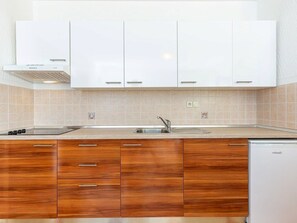 Kühlschrank, Mikrowelle, Geschirrspüler, Kochgeschirr/Geschirr/Besteck
