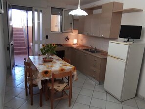 Fridge, oven, cookware/dishes/utensils - Elba 3 Wohnung mit Balkon by Interhome (Lido Marini)