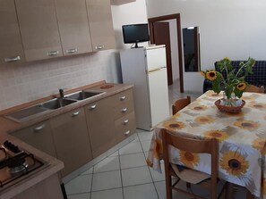Fridge, oven, cookware/dishes/utensils - Elba 3 Wohnung mit Balkon by Interhome (Lido Marini)