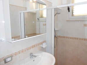 Bathroom - Helles, einladendes Appartement mit überdachter Veranda in Strandnähe by Interhome (Acquarica del Capo)