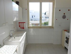 Fridge, oven, cookware/dishes/utensils - Helles, einladendes Ferienapartment mit Sonnenterrasse in Strandnähe by Interhome (Acquarica del Capo)
