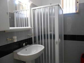 Bathroom - Helles, einladendes Ferienapartment mit Sonnenterrasse in Strandnähe by Interhome (Acquarica del Capo)