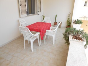 Outdoor dining - Helles, einladendes Ferienapartment mit Sonnenterrasse in Strandnähe by Interhome (Acquarica del Capo)