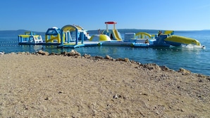 Un parque acuático inflable con diversas estructuras de juego y toboganes.