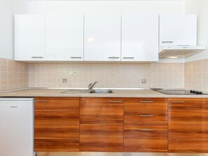 Fridge, microwave, dishwasher, cookware/dishes/utensils - Wohnung mit Terrasse und Meerblick by Interhome (Crikvenica/Dramalj)