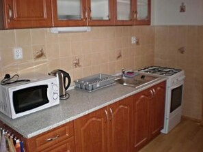 Réfrigérateur, micro-ondes, batterie de cuisine, vaisselle et ustensiles