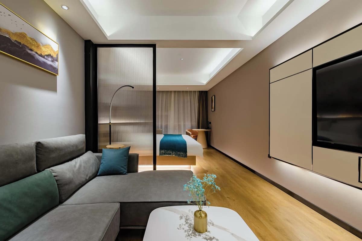 Ropa de cama de alta calidad, minibar y escritorio
