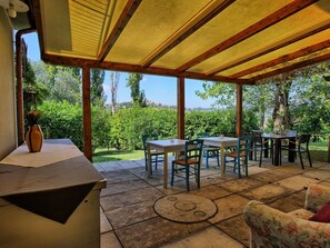 Living Room - Haus der Musik 270m Veranda, Garten und Pool by Interhome (Ostra)