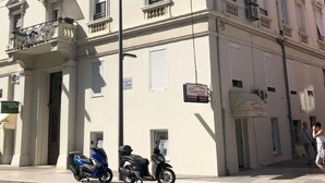 A historic building with classical architecture, featuring a balcony, multiple windows, and a signboard. - Apartment Sara by Interhome (Zadar)