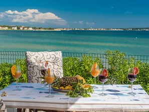 Outdoor dining - Strandvilla Miri Rose mit beheizbarem Pool by Interhome (Privlaka)