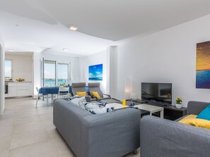 TV - Strandvilla Miri Rose mit beheizbarem Pool by Interhome (Privlaka)
