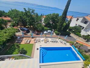 A heated pool - Wohnung mit Meerblick, 200m vom Strand entfernt by Interhome (Novi Vinodolski)