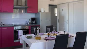 Frigorífico, horno y utensilios de cocina