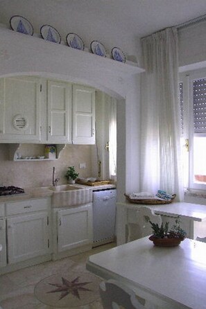 Fridge, oven, dishwasher, cookware/dishes/utensils - Wohnung 'Windows' in Strandnähe by Interhome (Castagneto Carducci)