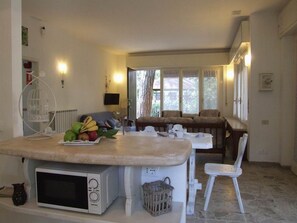 Interior - 'Azalea' mit Terrasse by Interhome (Castagneto Carducci)