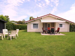 Outdoor dining - "Beachpark" by Interhome (Renesse)
