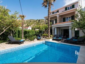 A heated pool - mit Privatpool neben dem Strand by Interhome (Omiš)