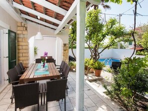 Outdoor dining - mit Privatpool neben dem Strand by Interhome (Omiš)