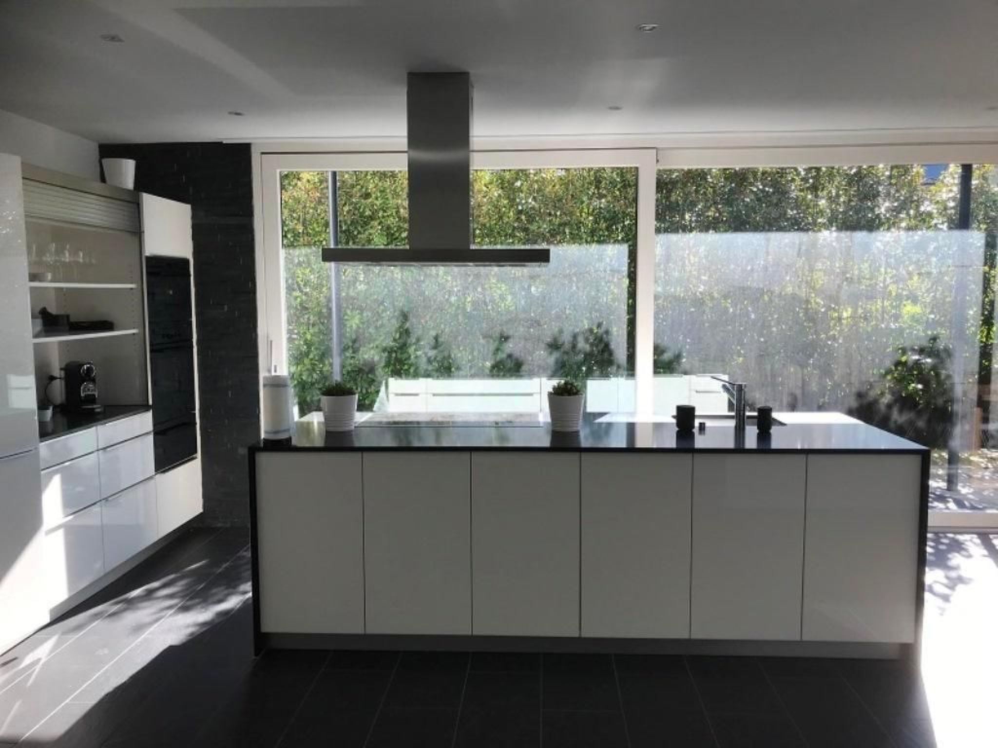 Fridge, oven, dishwasher, cookware/dishes/utensils