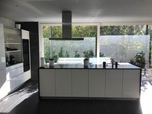 Kühlschrank, Ofen, Geschirrspüler, Kochgeschirr/Geschirr/Besteck