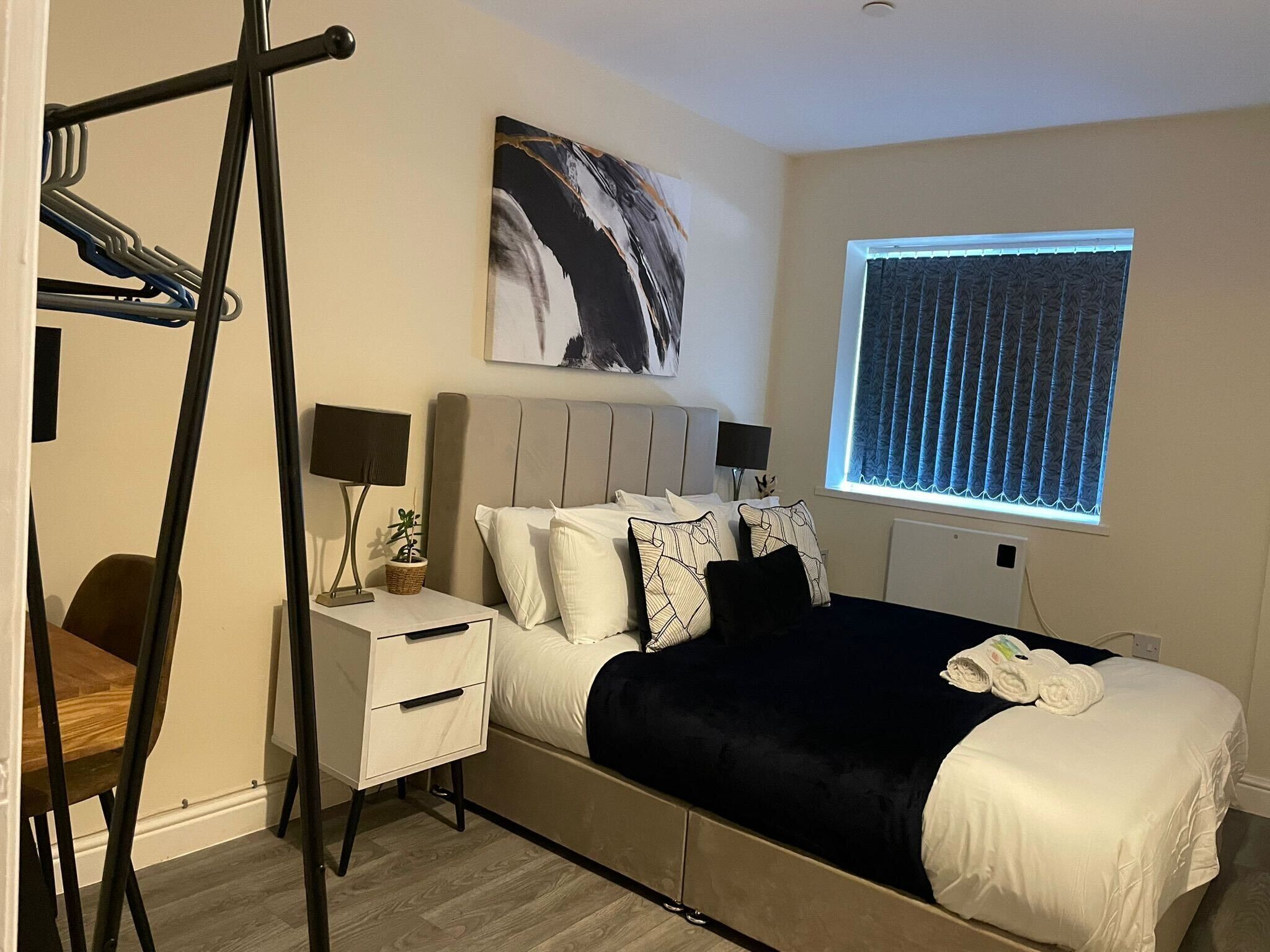 Escritorio, tabla de planchar con plancha y wifi gratis 