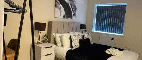 Escritorio, tabla de planchar con plancha y wifi gratis