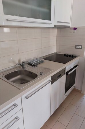 Fridge, oven, dishwasher, cookware/dishes/utensils - Wohnung "Dario" mit Balkon by Interhome (Vodice)