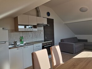 Fridge, oven, cookware/dishes/utensils - Appartement Porat in Ugljan mit Garten und Terrasse by Interhome (Ugljan/Ugljan)