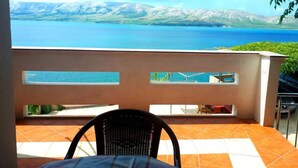 A balcony with a view of a lake and mountains. - für 6 Personen ca. 65 m² in Zubovici, Adriaküste Kroatien (Kroatische Inse by Interhome (Pag/Zubovići)