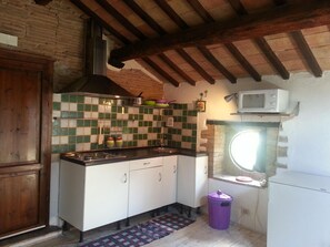 Réfrigérateur, micro-ondes, batterie de cuisine, vaisselle et ustensiles