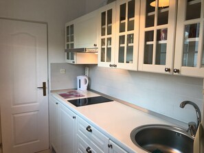 Fridge, cookware/dishes/utensils - Ferienwohnung by Interhome (Orebić)