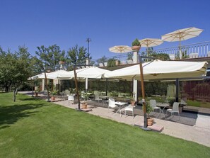 Outdoor dining - Unterkunft in Residenz mit Spa, Schwimmbad, Wi-Fi by Interhome (Sorano)