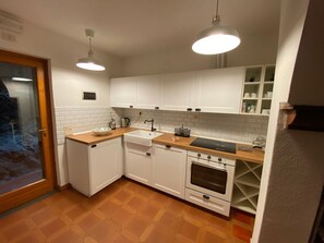 Jääkaappi, uuni, astianpesukone, keittoastiat/astiat/ruokailuvälineet