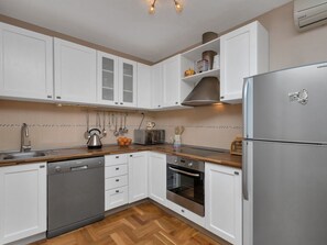 Kühlschrank, Mikrowelle, Ofen, Geschirrspüler