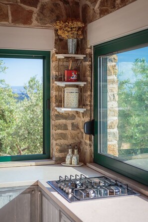 Frigorífico, horno y utensilios de cocina